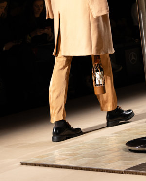 La moda y el vino se unen en la MBFWMadrid: una reivindicación de la artesanía desde la pasarela