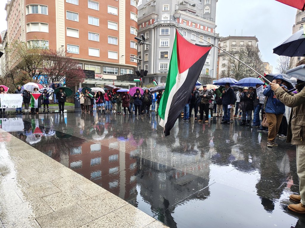 Cerca de medio millar de personas pide en Santander el fin de la guerra ...