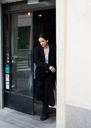 Rosalía sale de un restaurante