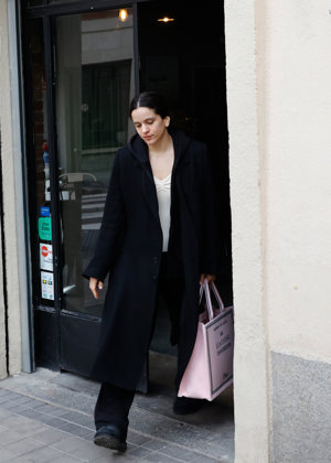 Rosalía sale de un restaurante