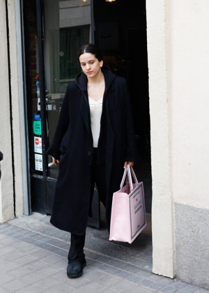 Rosalía sale de un restaurante