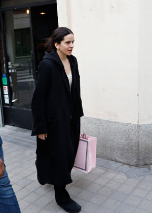 Rosalía sale de un restaurante