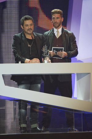 Sergio Ramos entrega Premio de los 40 Principales a Alejandro Sanz