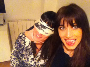 Pilar con su amiga mientras Sergio Ramos estaba en la Gala de los 40 Principales