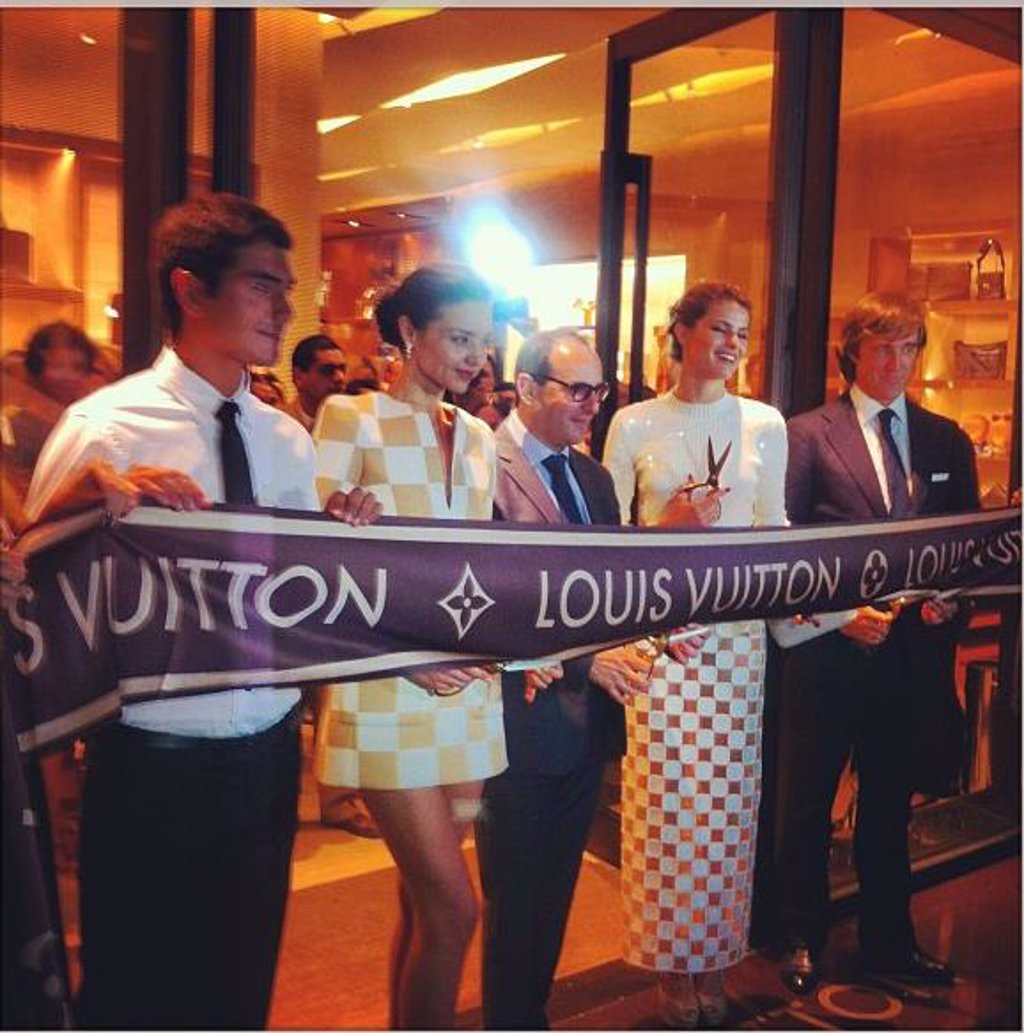 Miranda Kerr Checks Out Louis Vuitton In Cancun