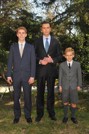 BEATRIZ VELASCO: Patrick Criado, Fernando Gil y Enrique Aragones. Encarnan al Rey en distintas etapas de su vida.