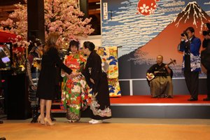 EP ANTONIO GUTIÉRREZ: La Princesa Letizia saluda a los exponentes de Japón