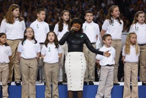 Jennifer Hudson junto al  coro de la Escuela Primaria Sandy Hook, de Newtown, Connecticut, ha interpretado 