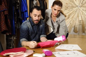 VEET: El diseñador y la modelo en el making of del neceser