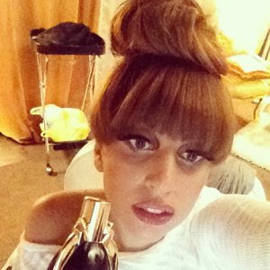 INSTAGRAM: Lady Gaga presentando su nuevo perfume a través de la red social