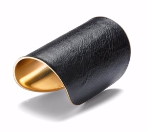 Pulsera negra y dorada CPV