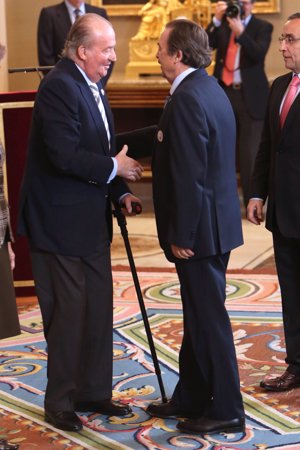 Su Majestad el Rey y Juan de Dios Román