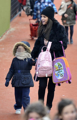 Paula Echevarría y su hija Daniela a la salida del colegio
