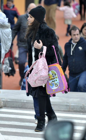 Paula Echevarría y su hija Daniela a la salida del colegio