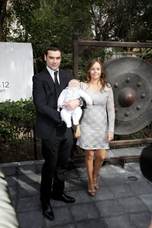 Marc Ostarcevic y Patricia Vallez junto a su hijo Izan