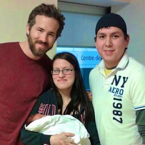 Ryan Reynolds con un bebe del hospital y sus padres