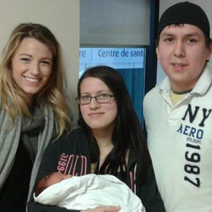 Blake Lively con un bebe del hospital y sus padres