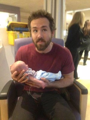 Ryan Reynolds con un bebe del hospital