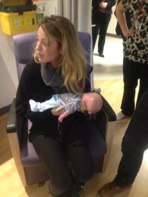 Blake Lively con un bebe del hospital