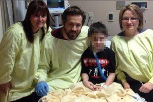 Ryan Reynolds con un niño del hospital