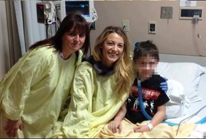 Blake Lively con un niño del hospital