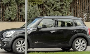 Sara Carbonero conduce el regalo de Iker Casillas