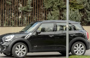 Sara Carbonero conduce el regalo de Iker Casillas