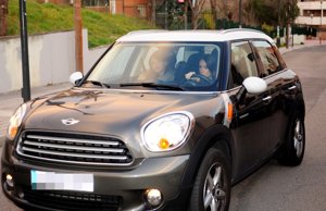 Sara Carbonero presume de coche ante una amiga