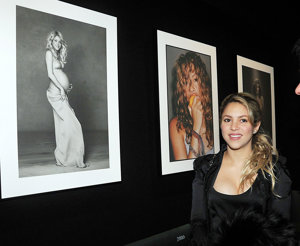 Shakira feliz junto a sus retratos