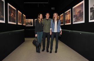 Martina Klein, Alex Corretja y verónica Blume posan en la galería