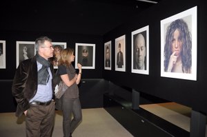 Los padres de Piqué contemplan la obra de Laiguana