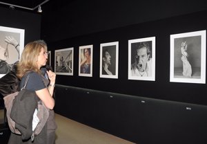 Monserrat Bernabéu muy atenta a la obra del fotógrafo