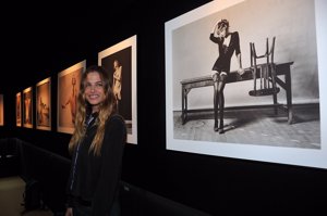 Martina Klein posa junto a las fotografías