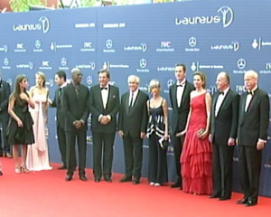 Europa press: Corinna hablando mientras foto de familia