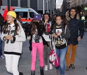 Alejandra, a la izquierda y con pantalones rosados. Andreíta, a la derecha en vaqueros y Toño Sanchís