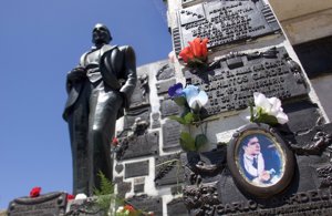 Estatua en memoria de Carlos Gardel