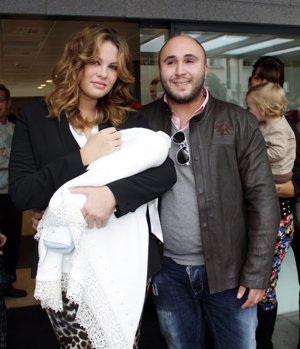 Jessica Bueno y Kiko Rivera con su recién nacido