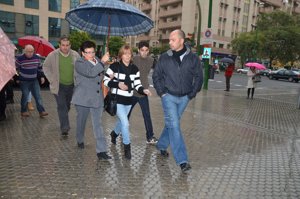 Manuela Gurruchaga, viuda de Carlos Parra, llegando al juzgado
