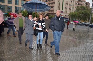 Manuela Gurruchaga, viuda de Carlos Parra, llegando al juzgado