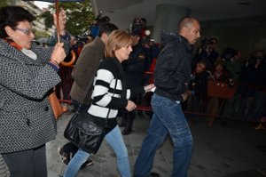 Manuela Gurruchaga, viuda de Carlos Parra, llegando al juzgado