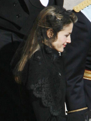 Doña Letizia ha optado por una mantilla corta