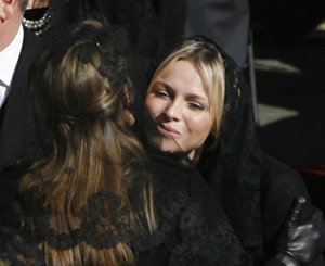 Letizia y Charlene se saludan con un afectuoso beso