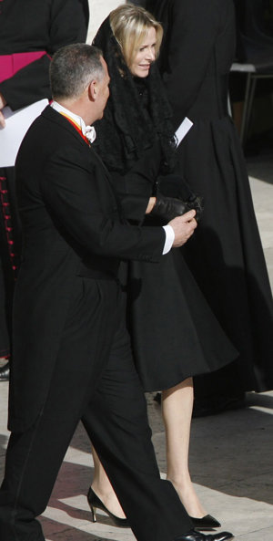 Charlene con medias claras como Letizia, guantes negros y mantilla desde la coronilla