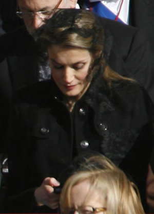 Letizia pendiente del móvil, o desconectándolo