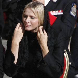 Gesto de coquetería colocándose la mantilla