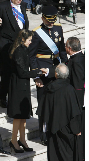 Letizia con guantes negros