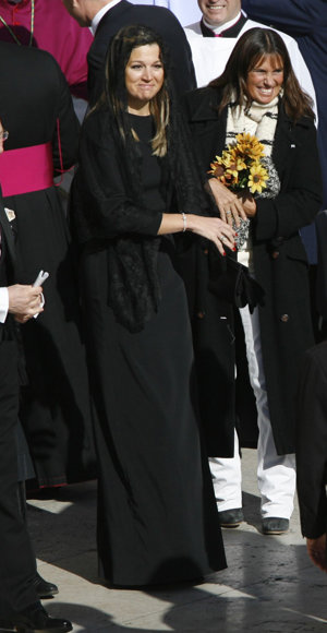 Máxima optó por el vestido largo y para ello una mantilla de corte medio colocada desde la frente