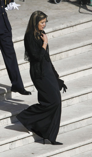 Máxima con guantes de media manga que prefirió llevar junto a su bolso y zapatos de salón altos