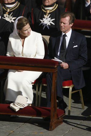 La Gran Duquesa de Luxemburgo de blanco también con mantilla desde la coronilla y vestido largo