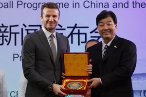 GETTY IMAGES: David Beckham junto a Wei Jixiang, Secretario de Partido Centro de la Administración Estatal General de Dirección de Fútbol del Deporte